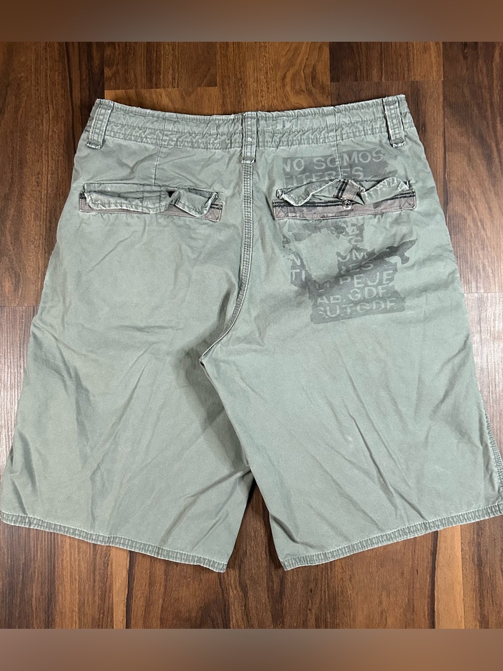 Vintage 2006 old navy army style cargo shorts with draw string. 32”